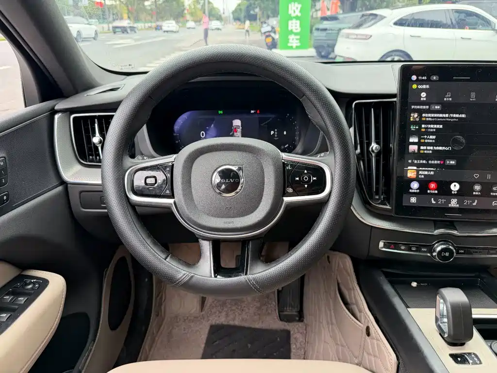 Volvo XC60 — фото 14