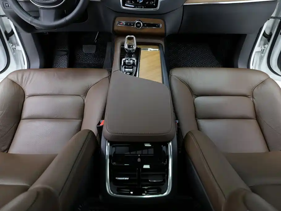 Volvo XC90 — фото 11