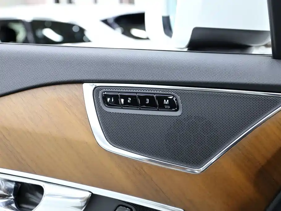 Volvo XC90 — фото 17