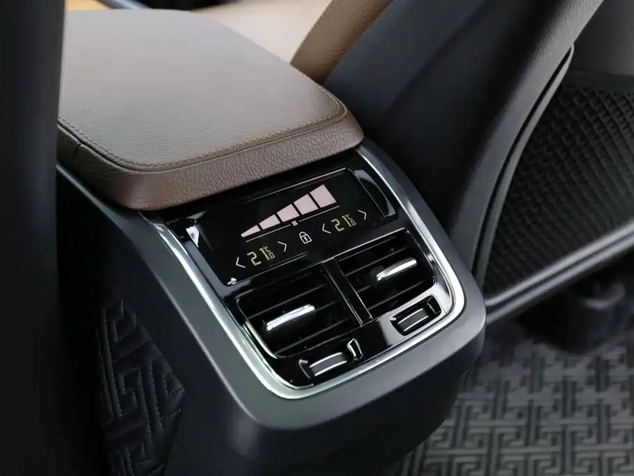 Volvo XC90 — фото 18