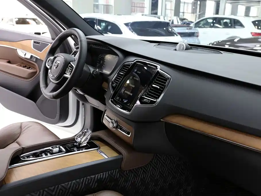 Volvo XC90 — фото 19