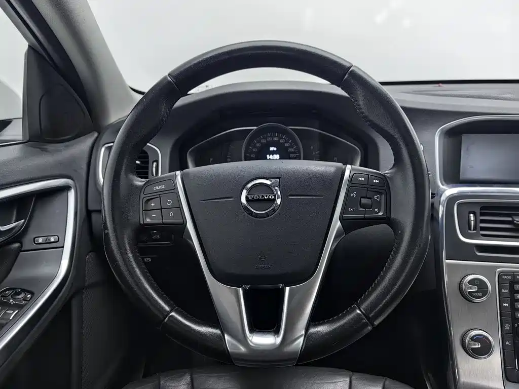 Volvo S60 — фото 11
