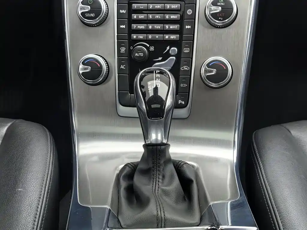 Volvo S60 — фото 13