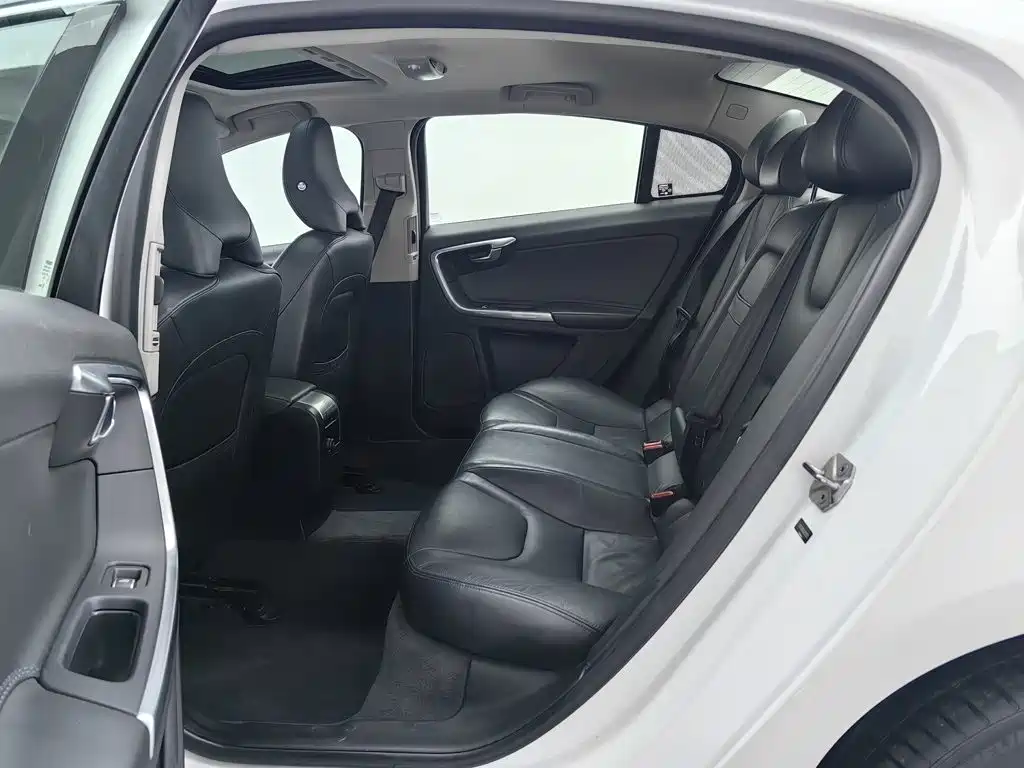 Volvo S60 — фото 15