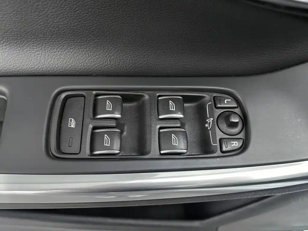 Volvo S60 — фото 9