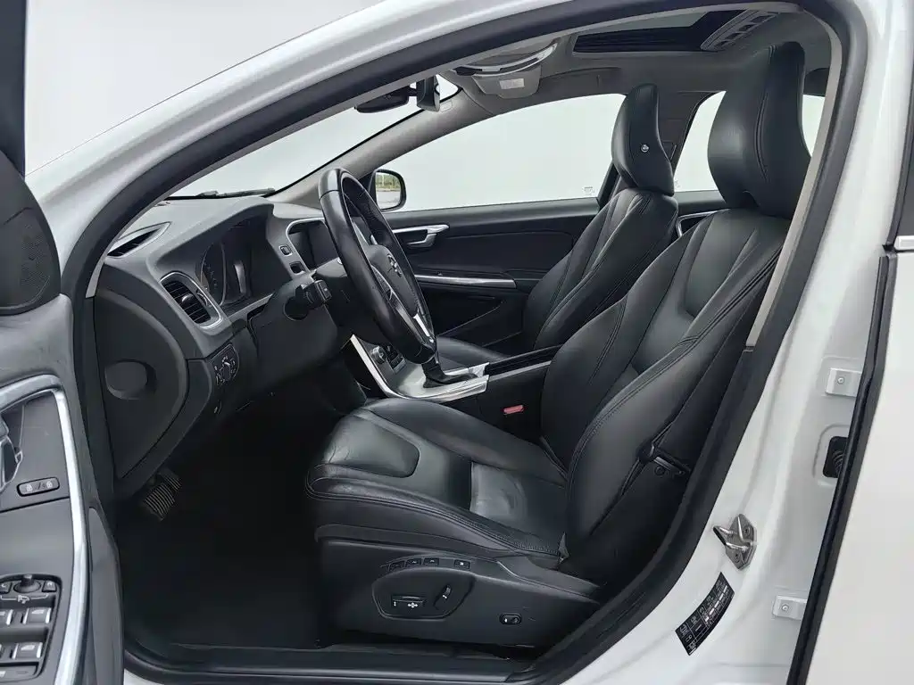 Volvo S60 — фото 10
