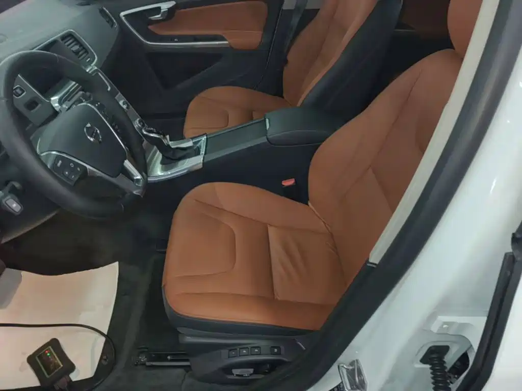 Volvo S60 — фото 15