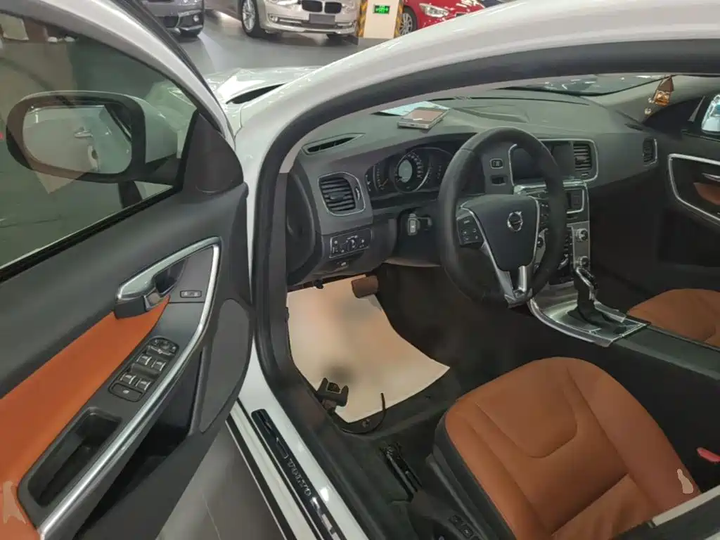 Volvo S60 — фото 16