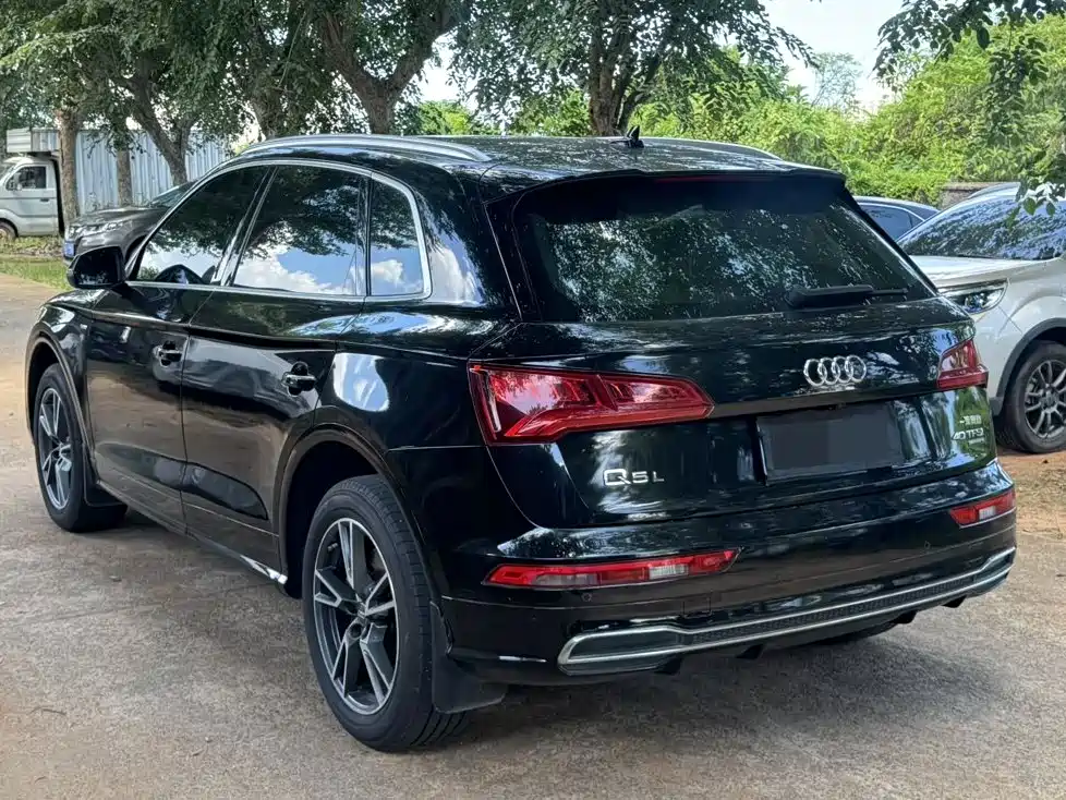 Audi Q5L — фото 9