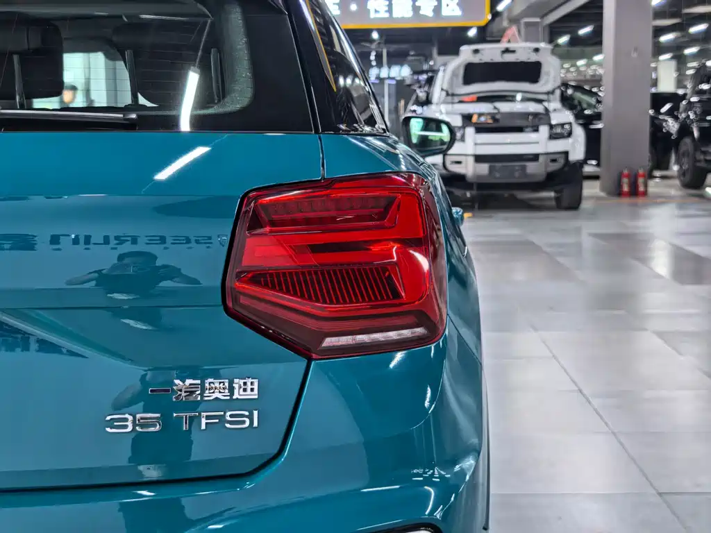 Audi Q2L — фото 6