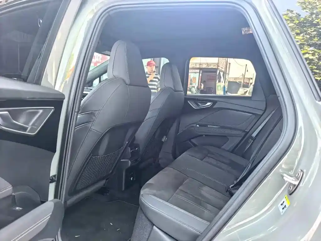 Audi Q4 e-tron — фото 5