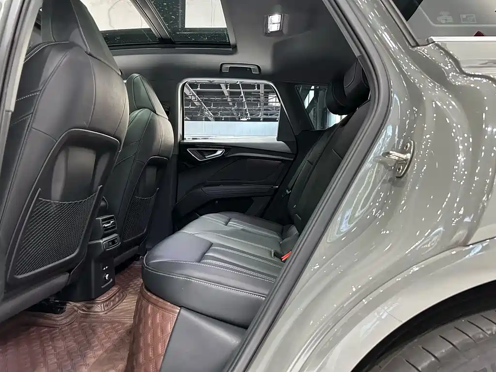Audi Q4 e-tron — фото 15