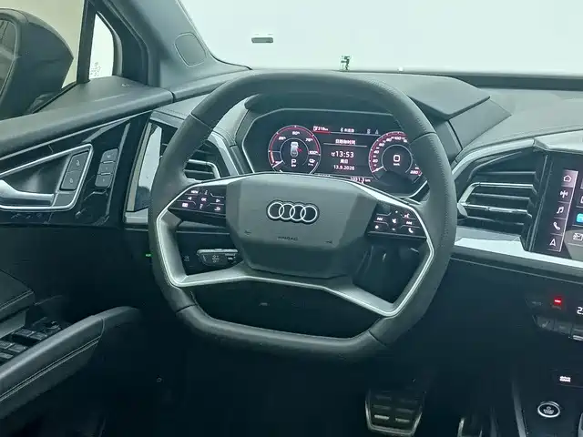 Audi Q4 e-tron — фото 13