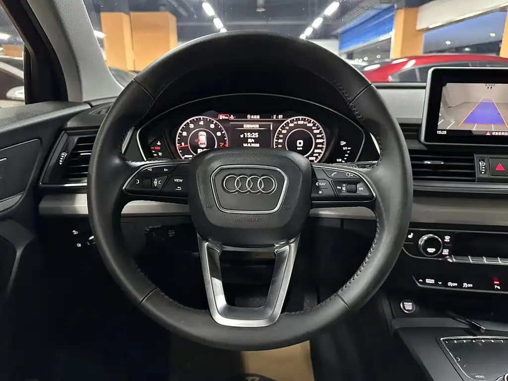 Audi Q5L — фото 10