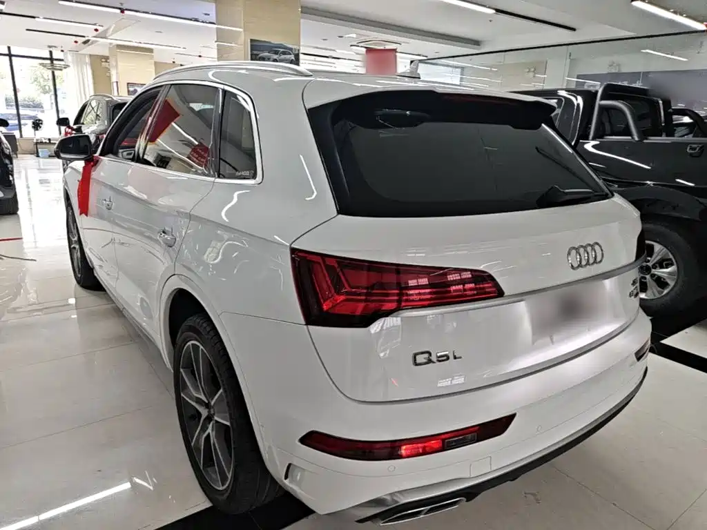 Audi Q5L — фото 5