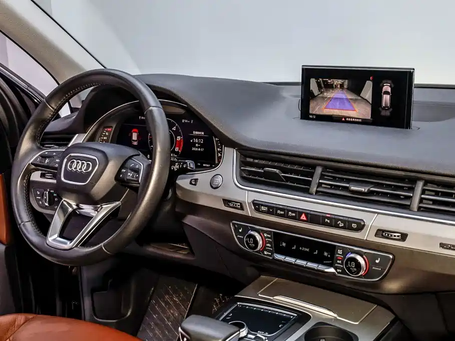 Audi Q5L — фото 27