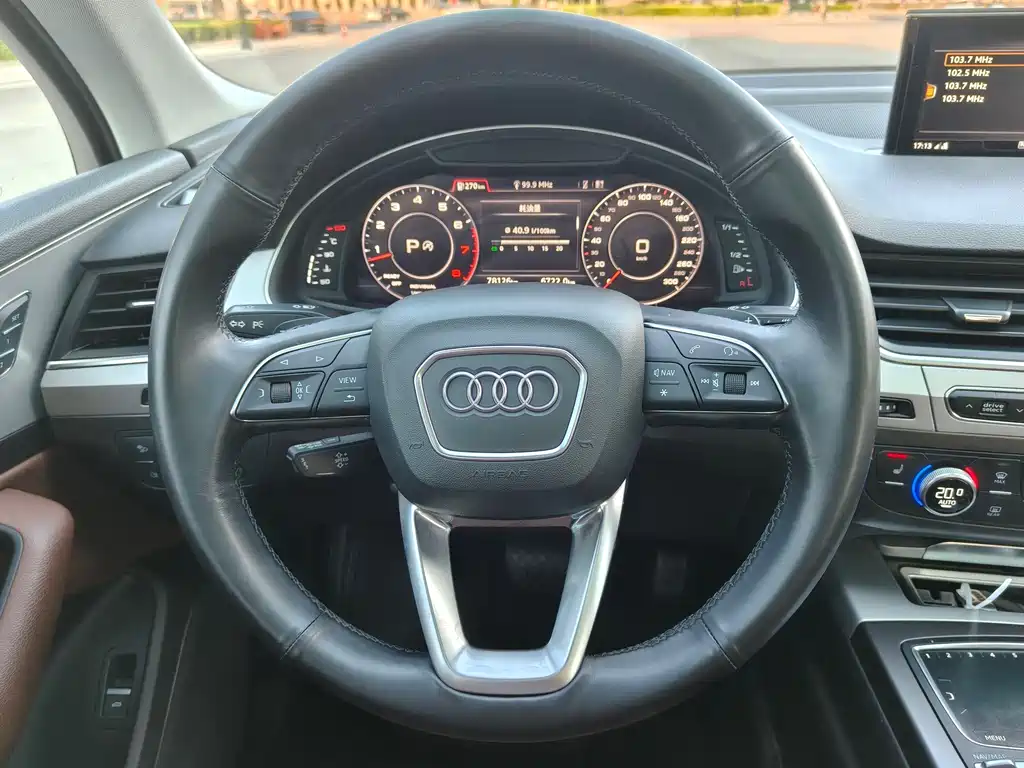 Audi Q7 — фото 23