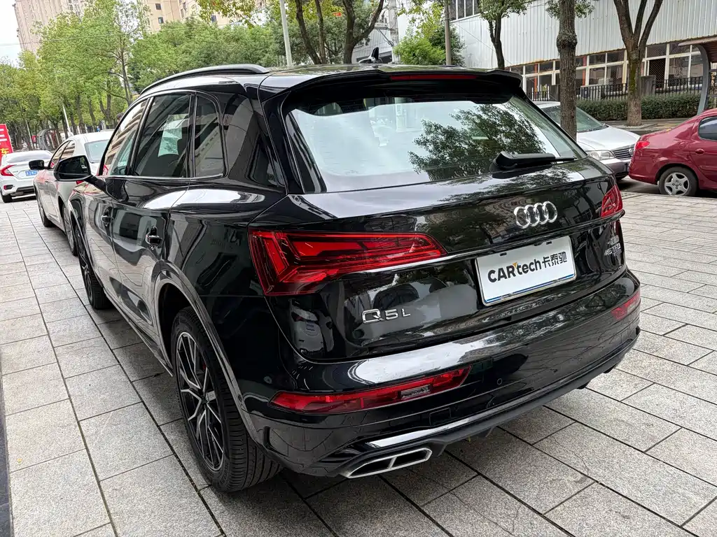 Audi Q5L — фото 11