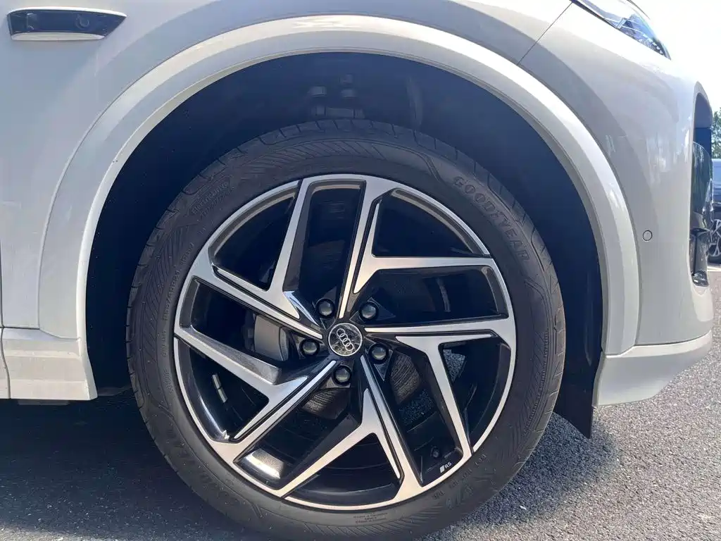 Audi Q6L e-tron — фото 11
