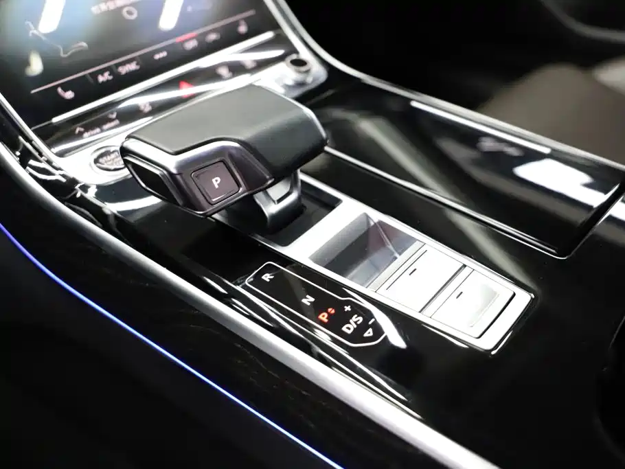Audi A8 — фото 11