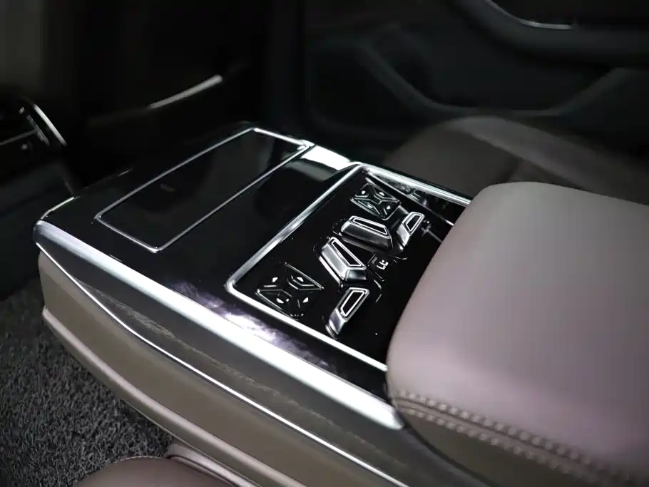 Audi A8 — фото 17