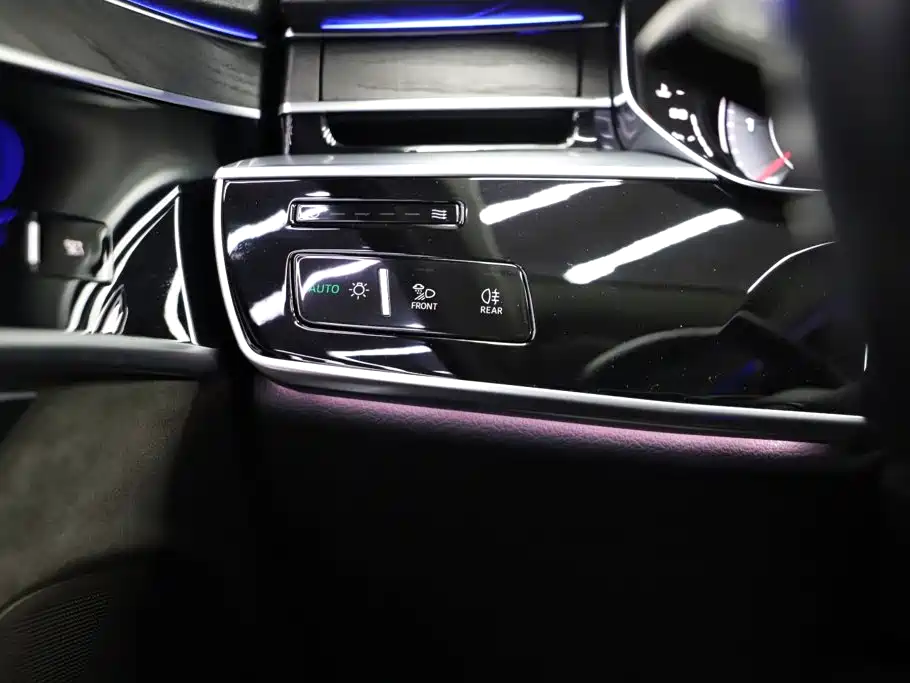 Audi A8 — фото 9