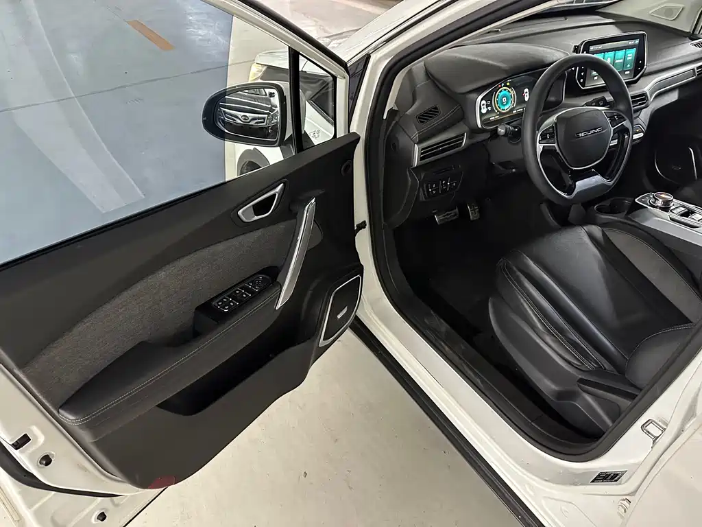 BAIC EX3 — фото 9