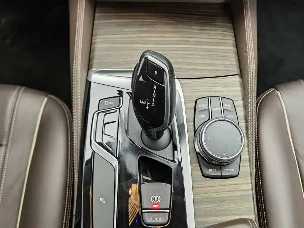 BMW 5 Series — фото 13