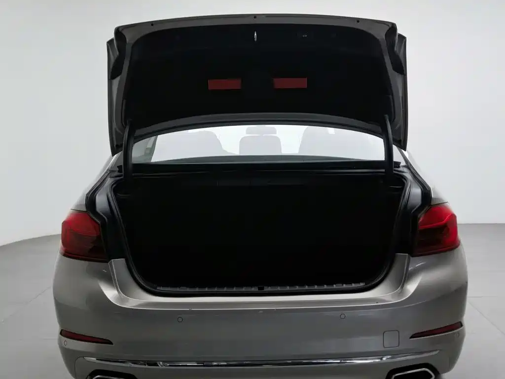 BMW 5 Series — фото 16