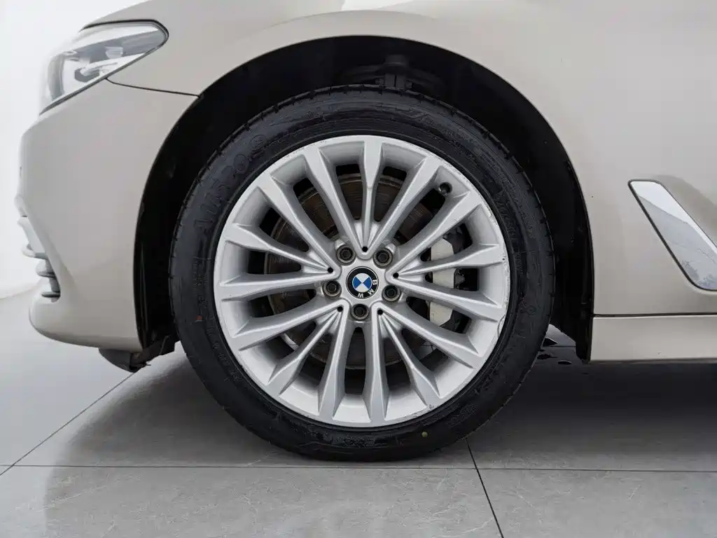 BMW 5 Series — фото 17