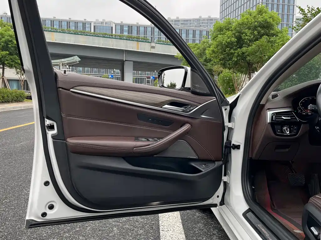 BMW 5 Series — фото 13