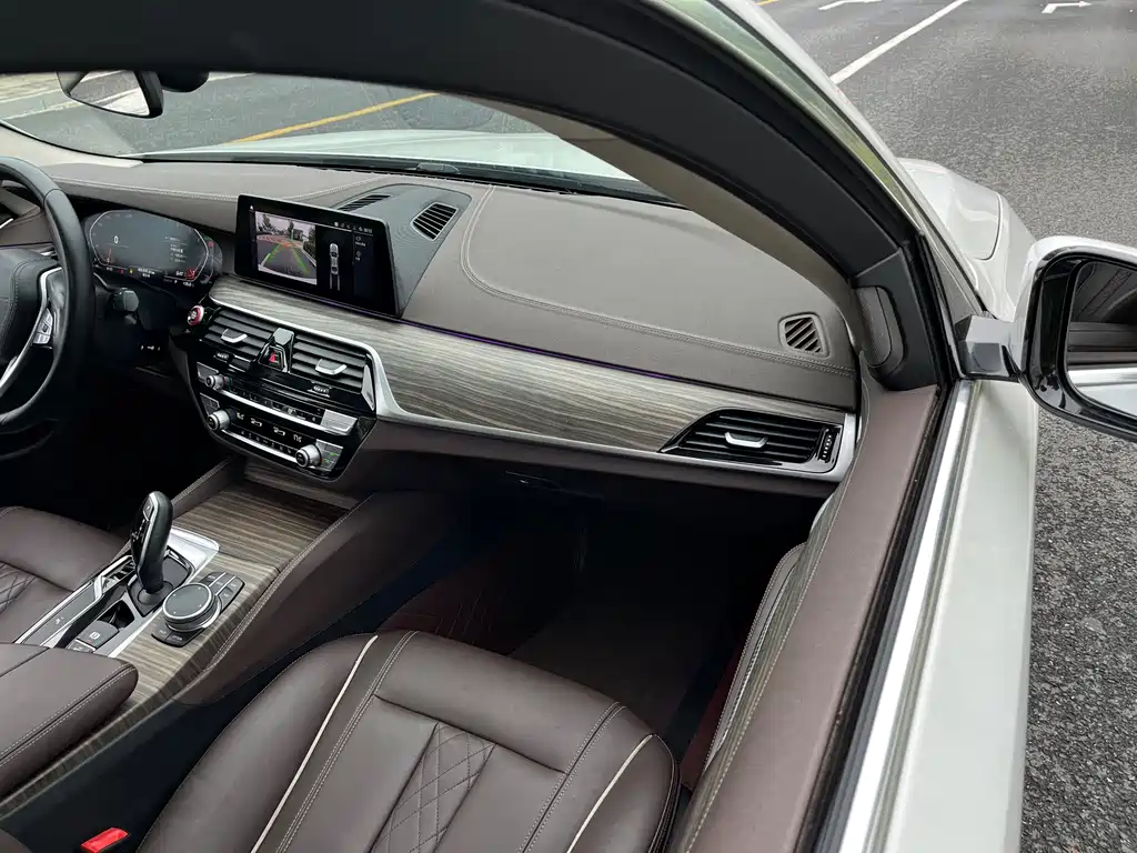 BMW 5 Series — фото 18