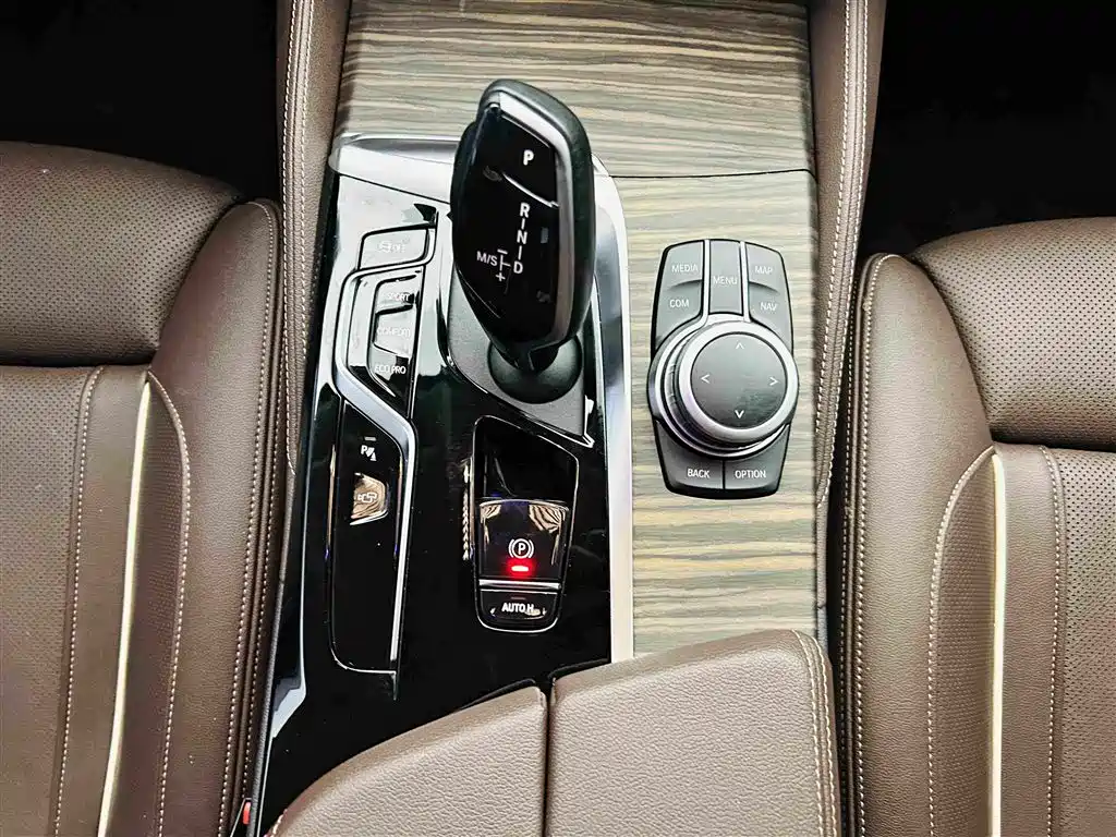 BMW 5 Series — фото 18