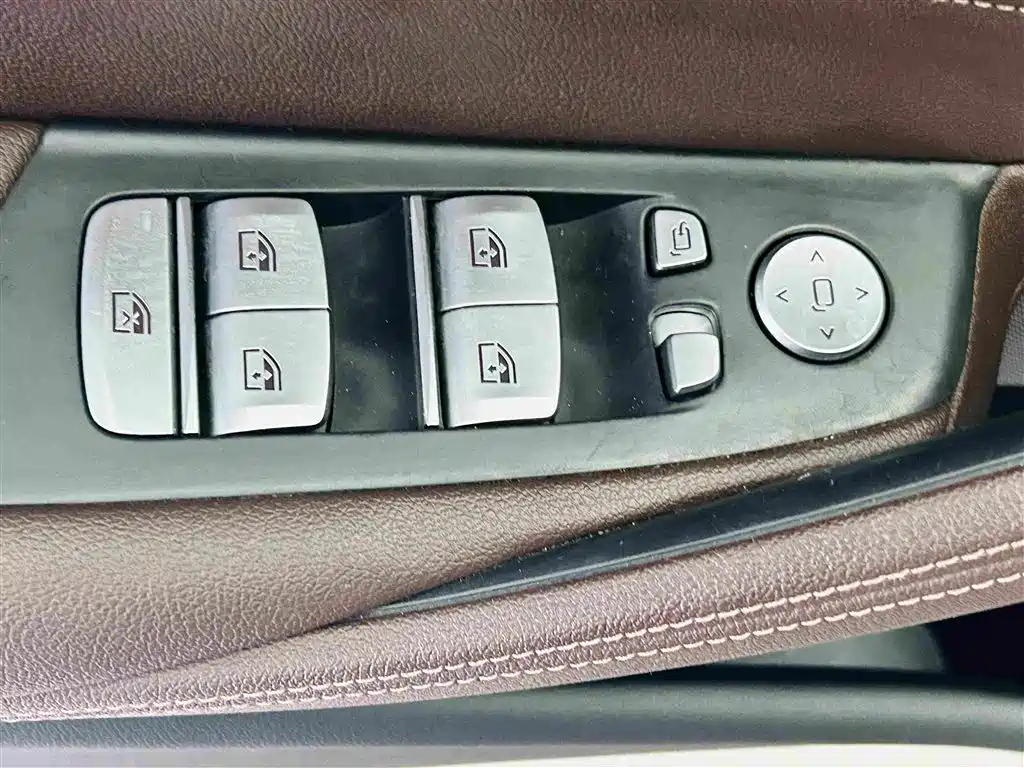BMW 5 Series — фото 19