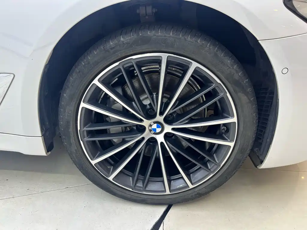 BMW 5 Series — фото 23