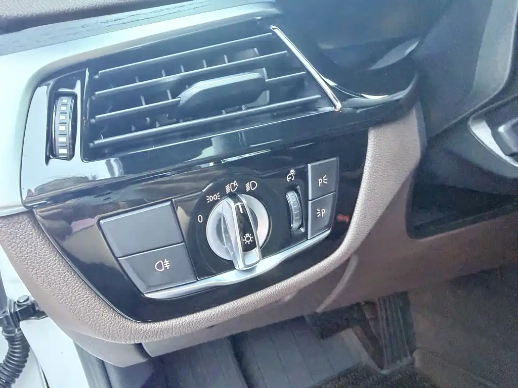 BMW 5 Series — фото 11