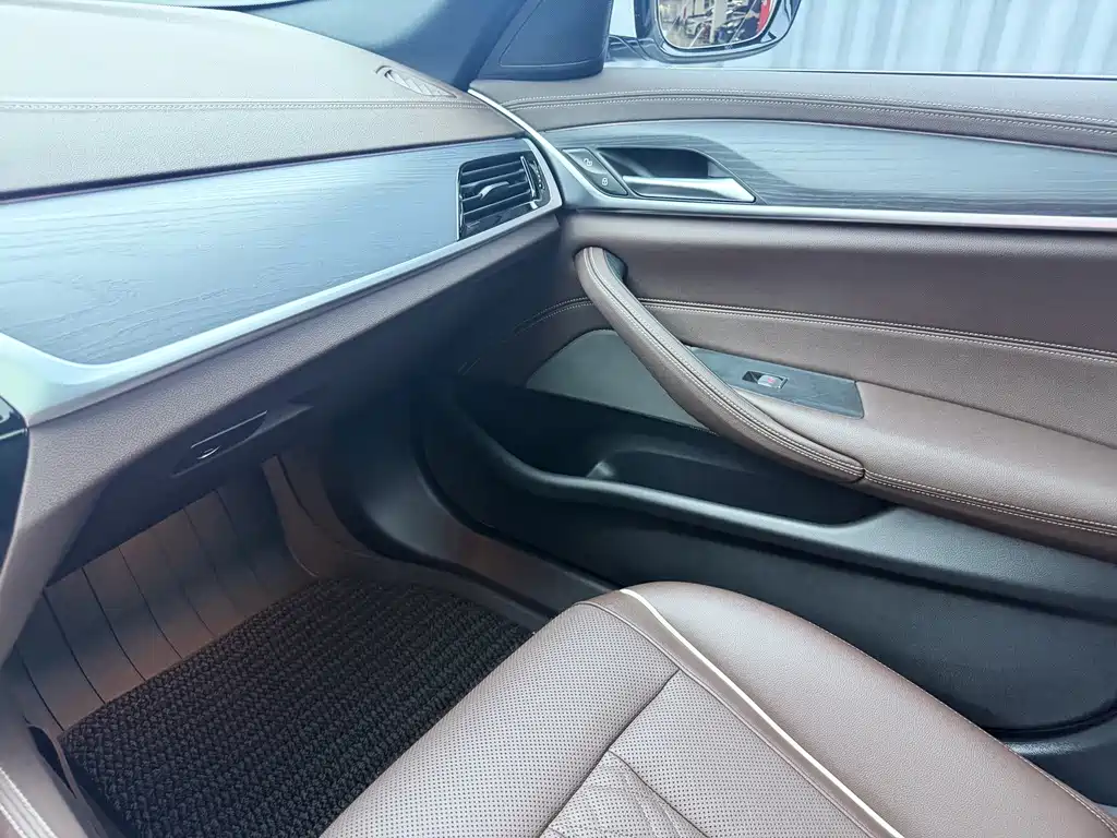 BMW 5 Series — фото 17