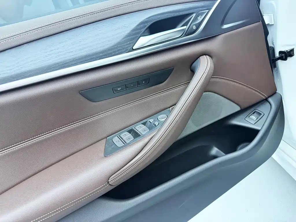 BMW 5 Series — фото 10