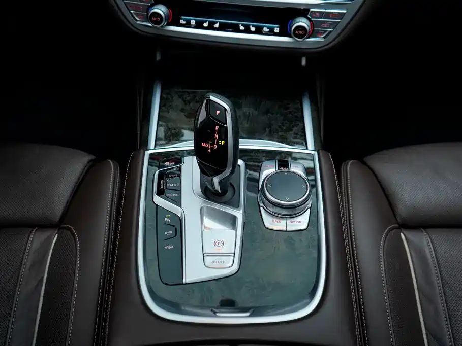 BMW 7 Series — фото 11