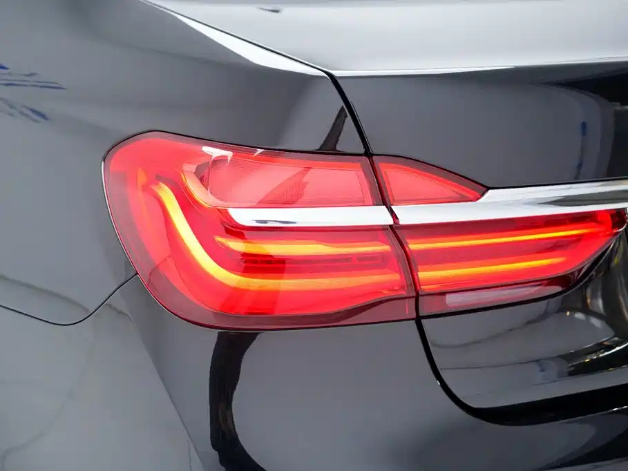 BMW 7 Series — фото 17