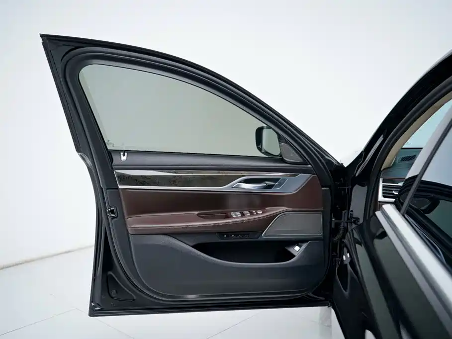 BMW 7 Series — фото 10