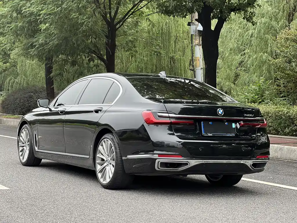 BMW 7 Series — фото 14