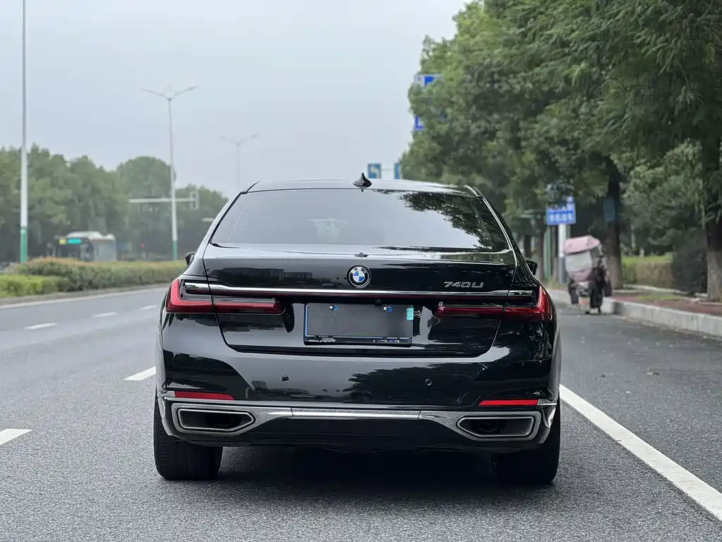 BMW 7 Series — фото 15