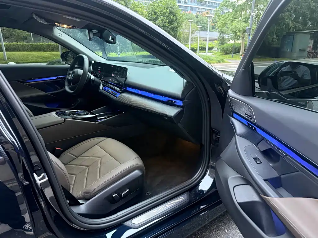 BMW 5 Series — фото 14