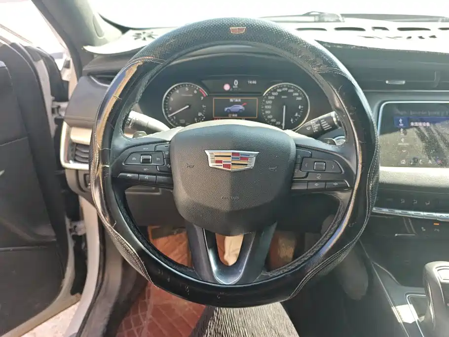 Cadillac XT4 — фото 15