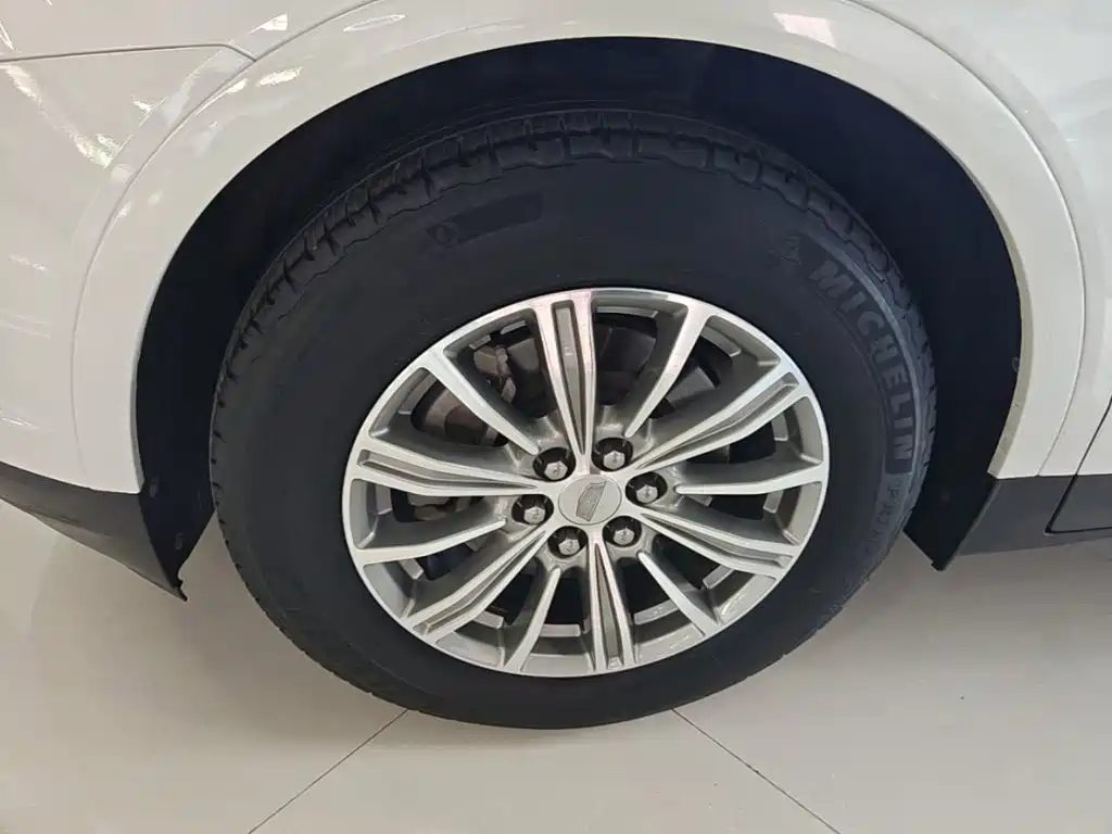 Cadillac XT5 — фото 23