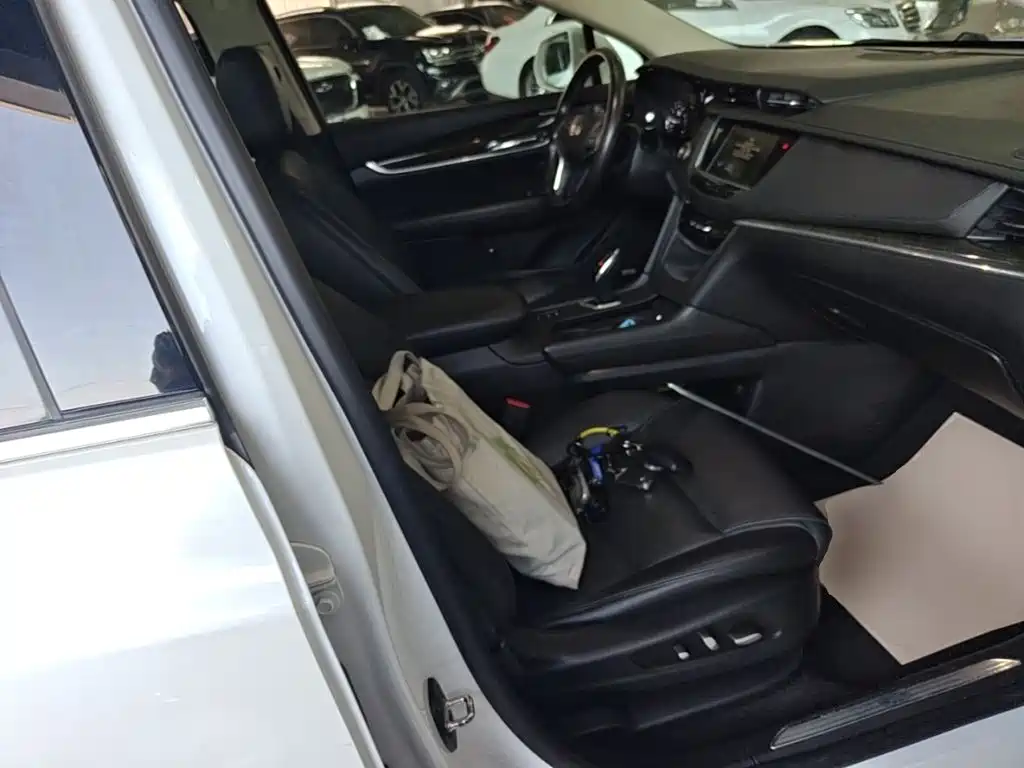 Cadillac XT5 — фото 25