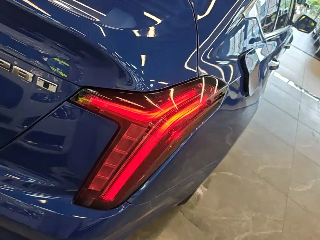 Cadillac CT5 — фото 8