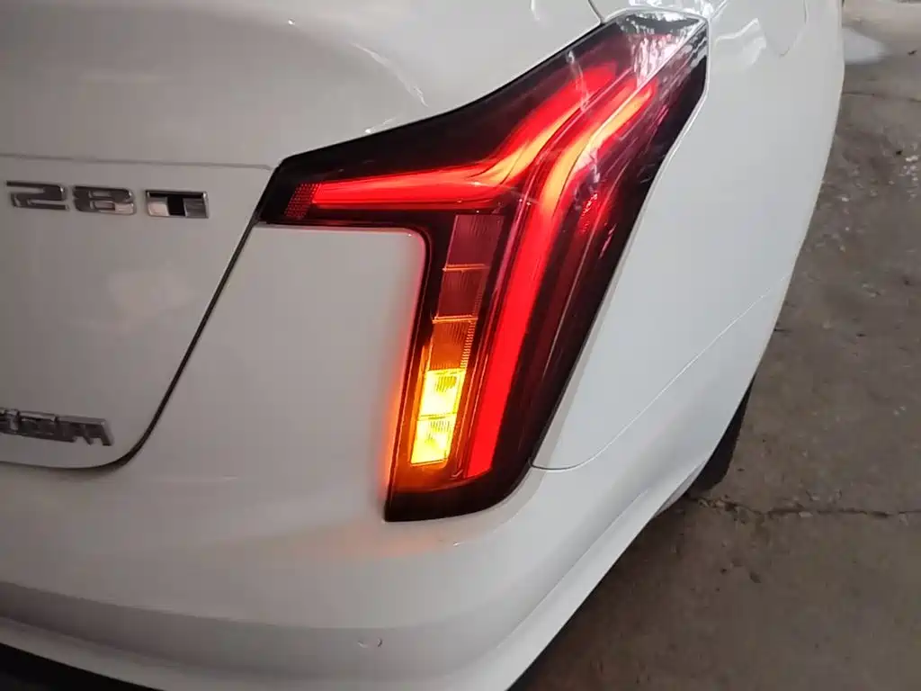 Cadillac CT5 — фото 8