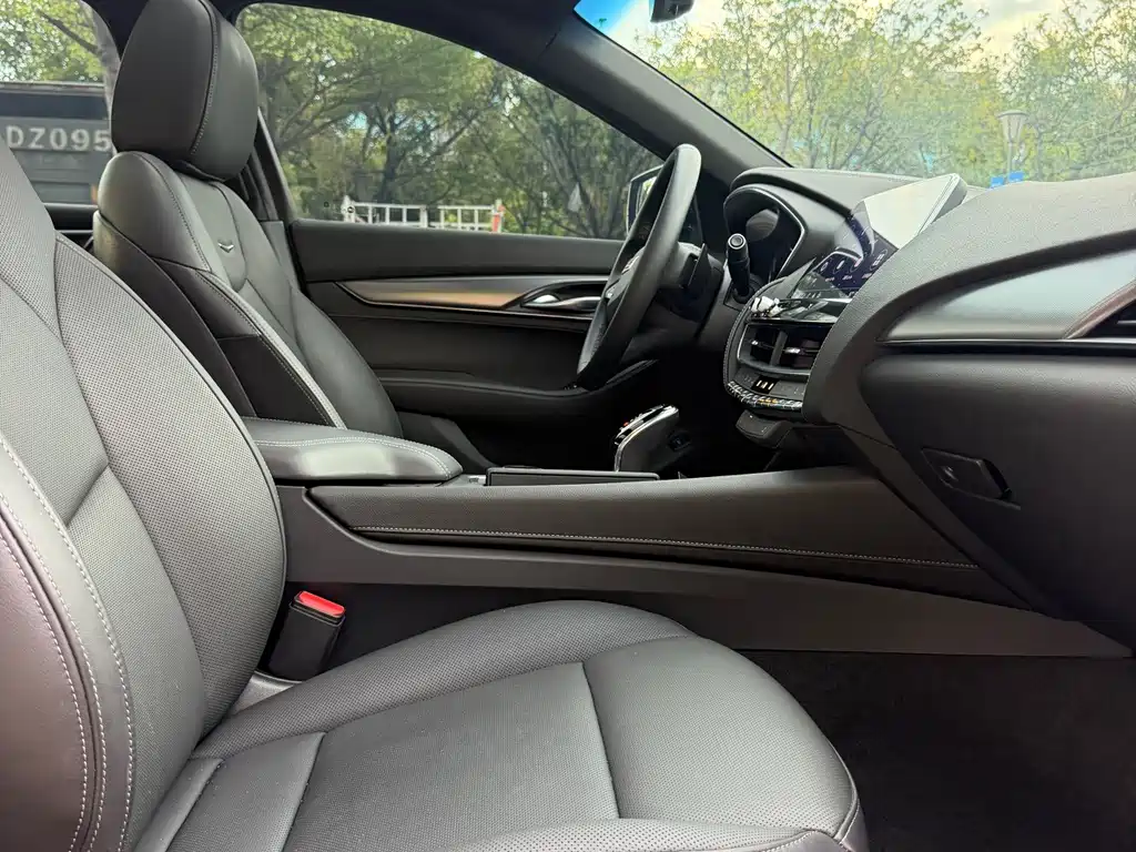Cadillac CT5 — фото 10